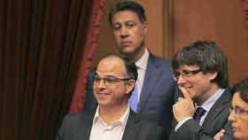 El presidente catalán Carles Puigdemont, junto al presidente del grupo parlamentario de JxSí, Jordi Turull / EFE