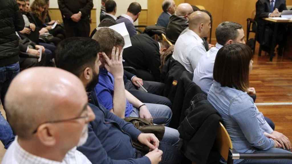 Los ultras que irrumpieron en Blanquerna durante el juicio / EFE