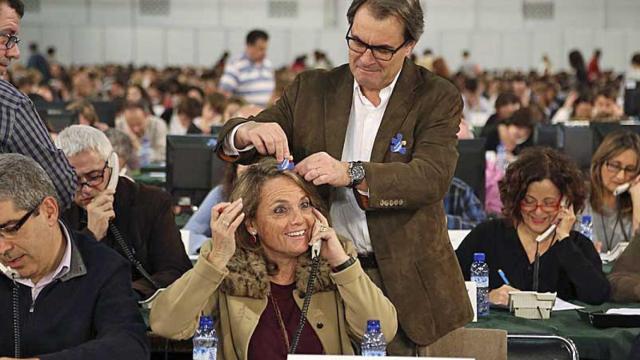 El presidente de la Generalitat, Artur Mas, y su esposa, Helena Rakosnik, bromean durante La Marató de TV3 / PRESIDENT.CAT