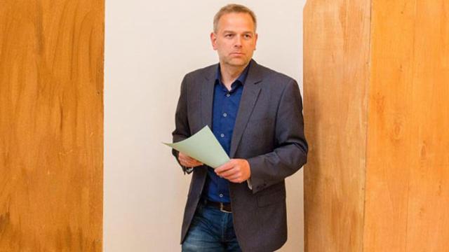 El líder de la xenofóbica AfD en Macklemburgo-Pomerania, Leif-Erik Holm, votando el domingo / EFE