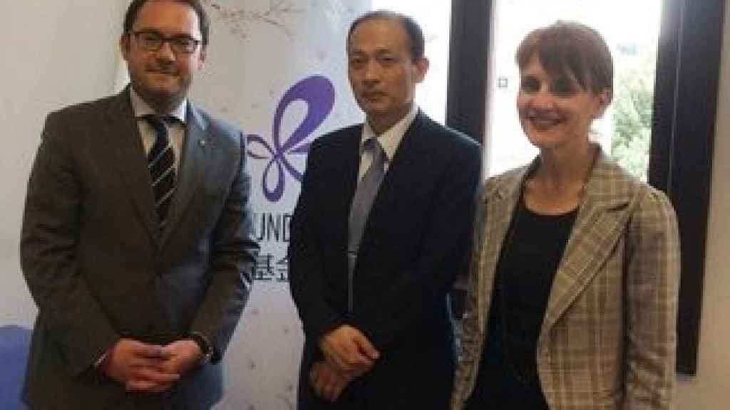 La nueva directora general de Relaciones Exteriores de la Generalidad, Francesca Guardiola, junto a su predecesor, Iban Rabasa, y el director de la Japan Foundation en Madrid, Shoji Yoshida, en un acto de mayo.