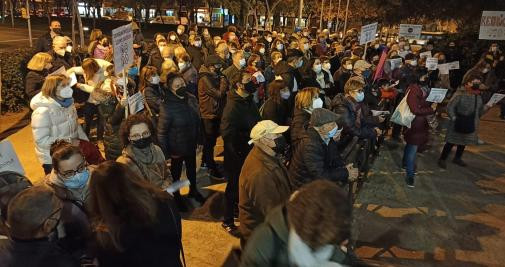 Protesta ante el Distrito de Horta-Guinardó para reclamar la reubicación del centro de toxicómanos del Guinardó / CG