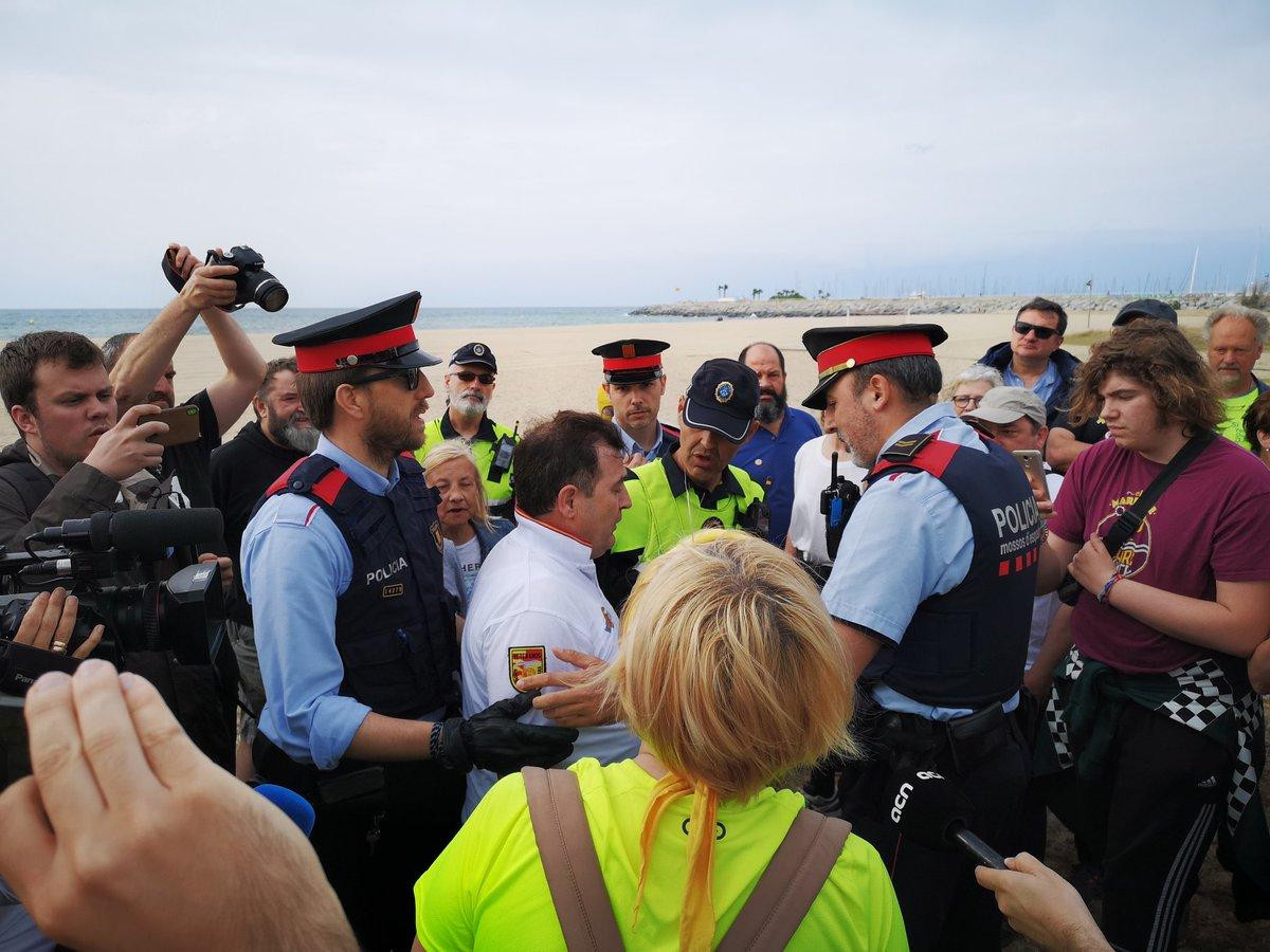 Agentes de la Policía Nacional se llevan a un vecino que protesta por las cruces amarillas / TWITTER