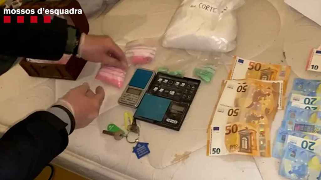 Material incautado a una banda de ladrones desarticulada por los Mossos tras detener al último integrante gracias a drones policiales / MOSSOS