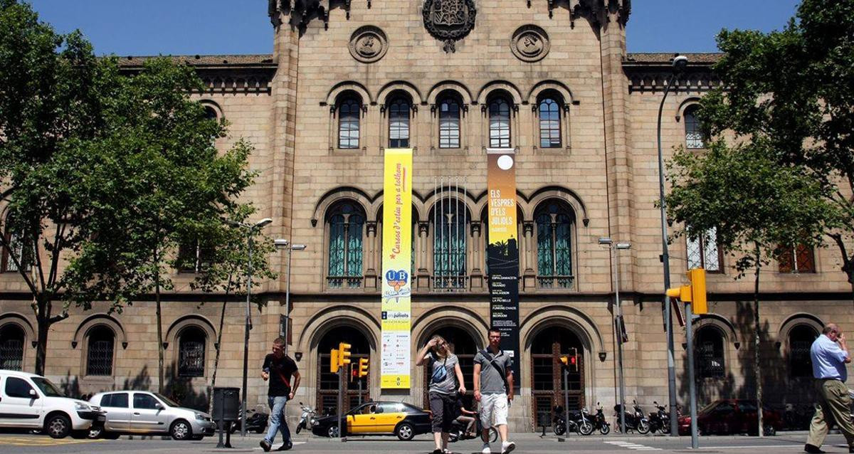 Fachada de la Universidad de Barcelona, donde un profesor, Mosso, pilla a un intruso llevándose dos portátiles / EP