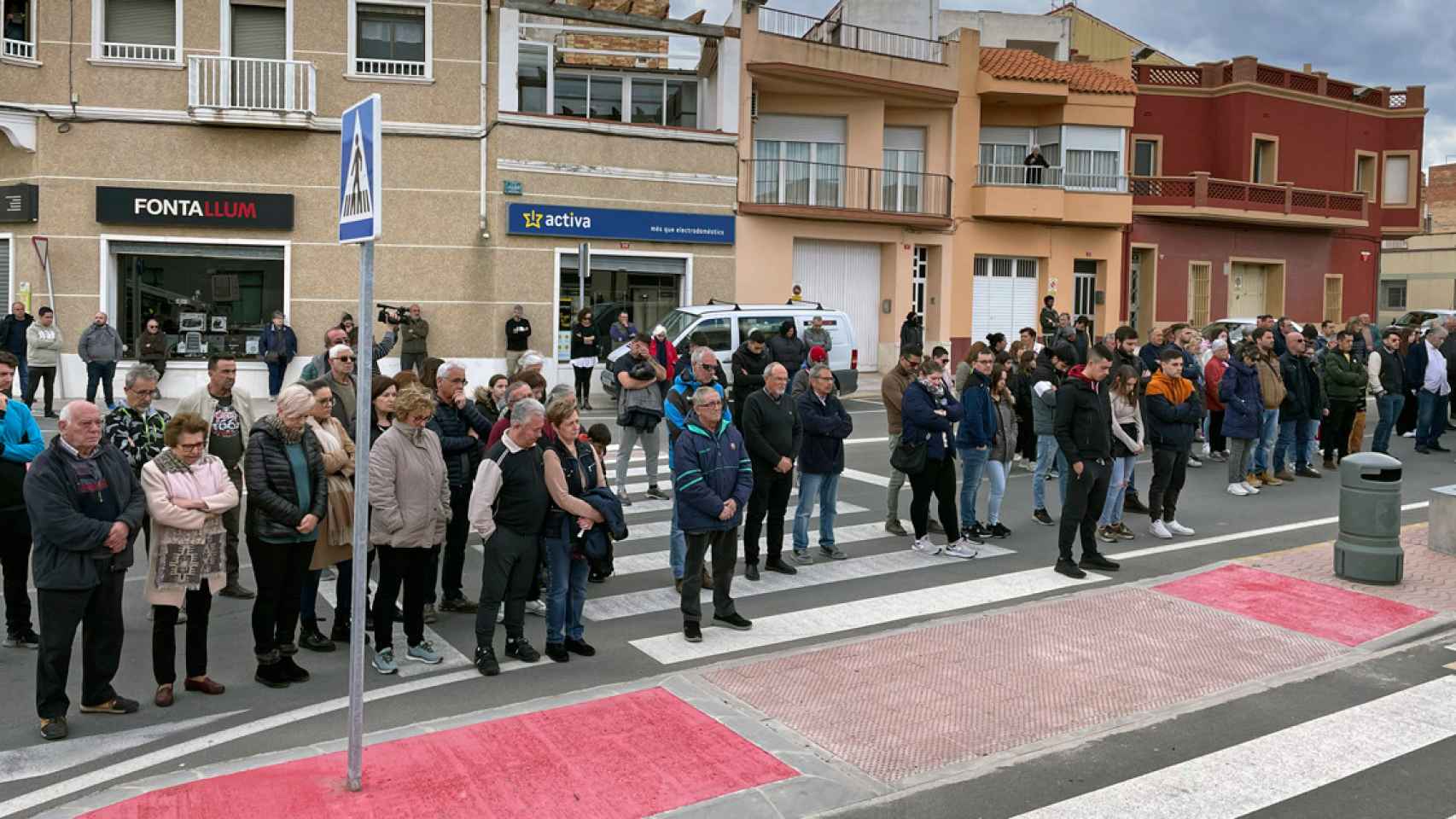 Los vecinos del pequeño pueblo de Camarles guardan un minuto de silencio por la muerte en accidente de tráfico de tres adolescentes menores de edad / MARC SEBASTIÀ VIDAL - EFE