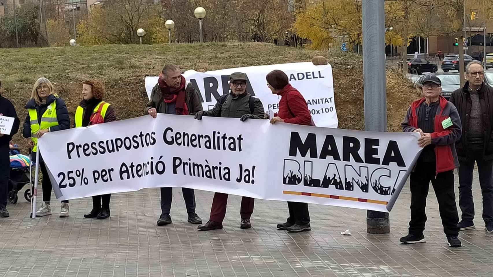 Miembros de la plataforma Marea Blanca en Sabadell / MB