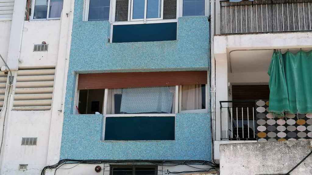 Uno de los pisos okupados de los Apartamentos Codina de Calella / CEDIDA