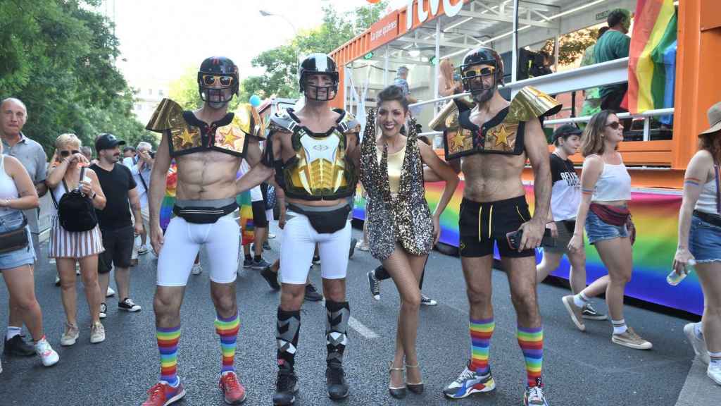 Varias personas posando en la manifestación por el Orgullo LGTBIQ+ de este sábado en Madrid / Gustavo Valiente - EUROPA PRESS