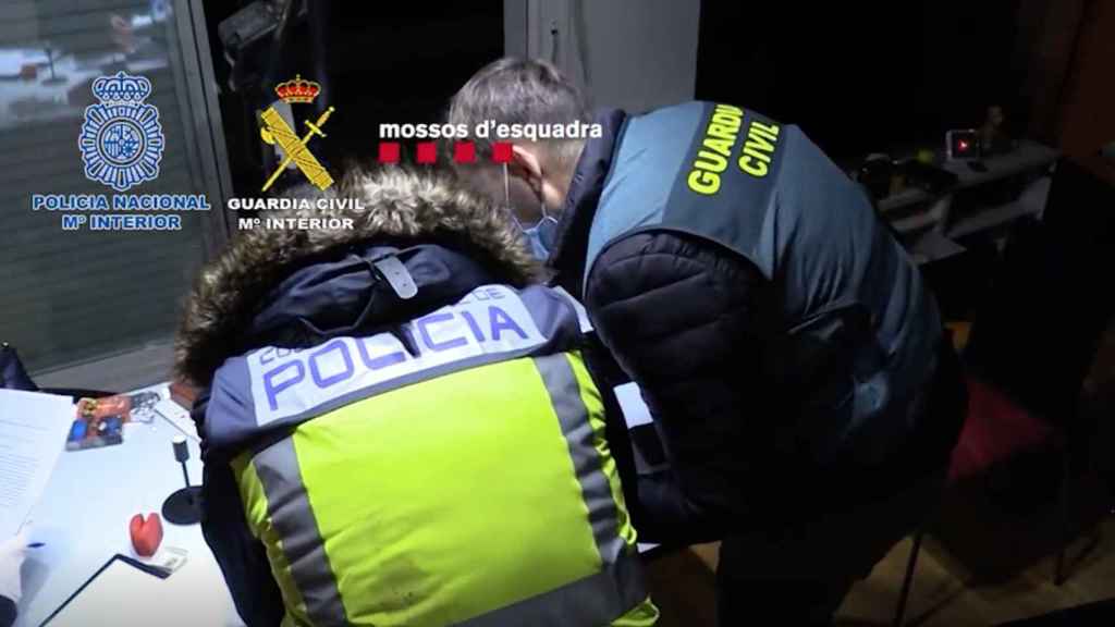 Agentes durante el registro de las casas de los siete miembros de un presunto grupo criminal que robaba en domicilios y que han ingresado en prisión / EUROPA PRESS