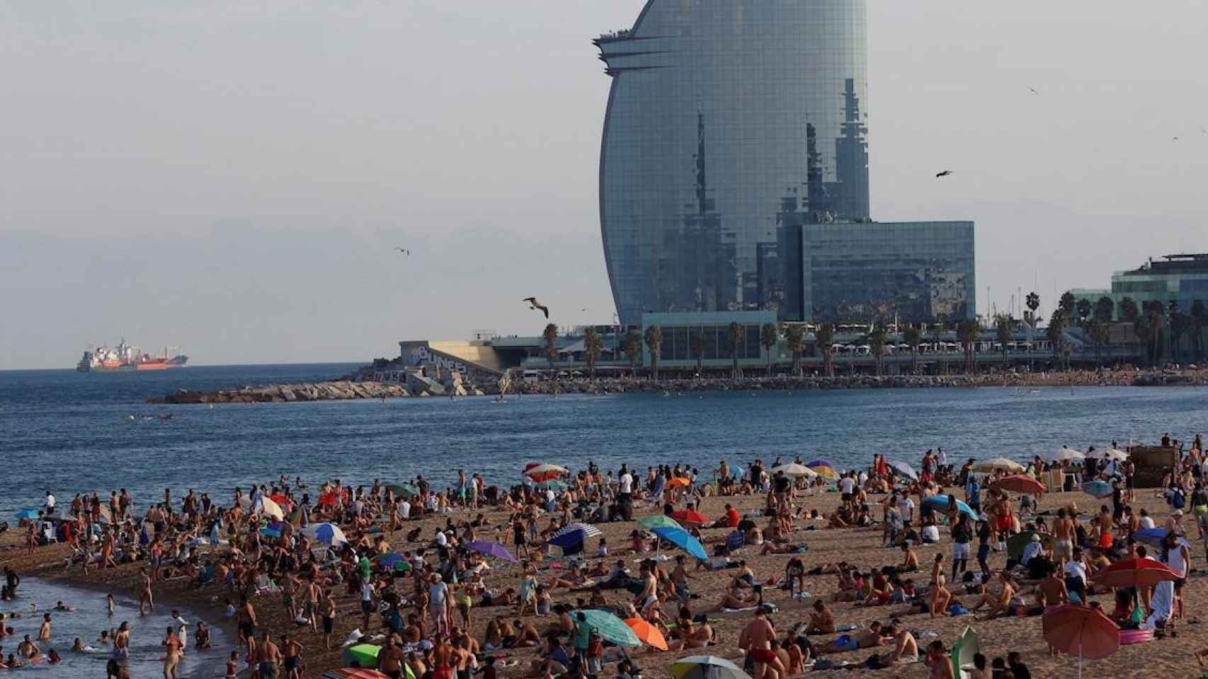 Una playa de Barcelona en pleno verano / EFE