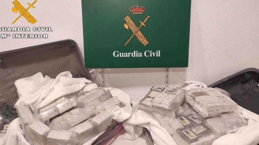 Maletas llenas de hachís interceptadas por la Guardia Civil en La Jonquera / GUARDIA CIVIL