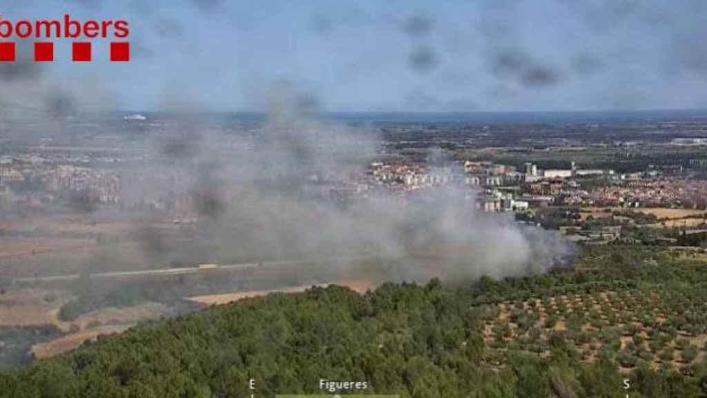 Imágenes de los Bomzberos de la zona agrícola afectada por el fuego próximo al de Llançà / EP