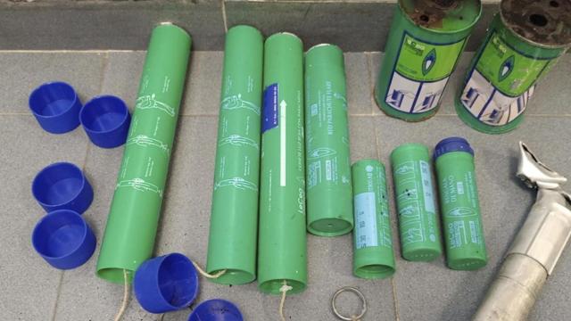 Las bengalas que los detenidos tiraban contra los edificios / MOSSOS