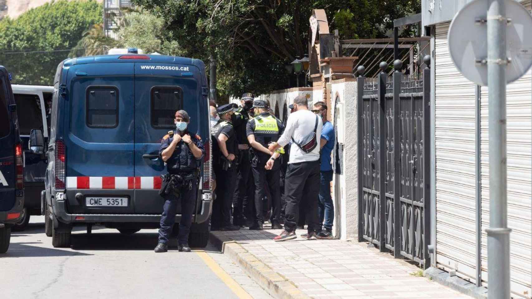 Una imagen del operativo desplegado para el desalojo del hostal La Gaviota / POLICIA LOCAL DE CALELLA