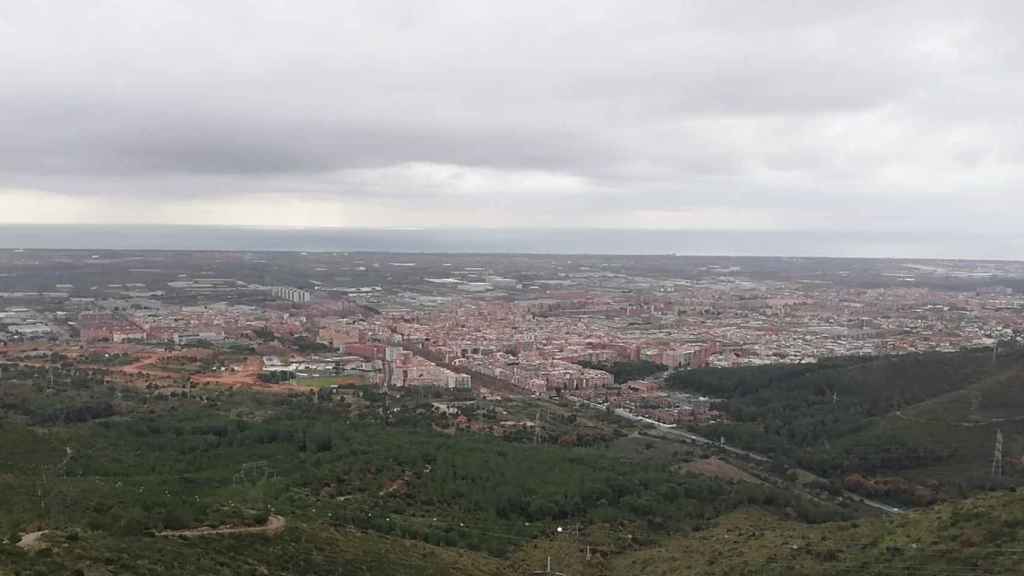 Cielos soleados con nubes puntuales vistas desde la montaña en Barcelona