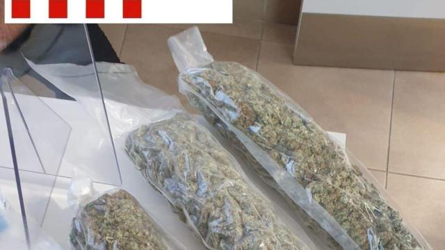 Estos son los fardos de marihuana incautados al conductor que intentó escapar de los Mossos / MOSSOS D'ESQUADRA