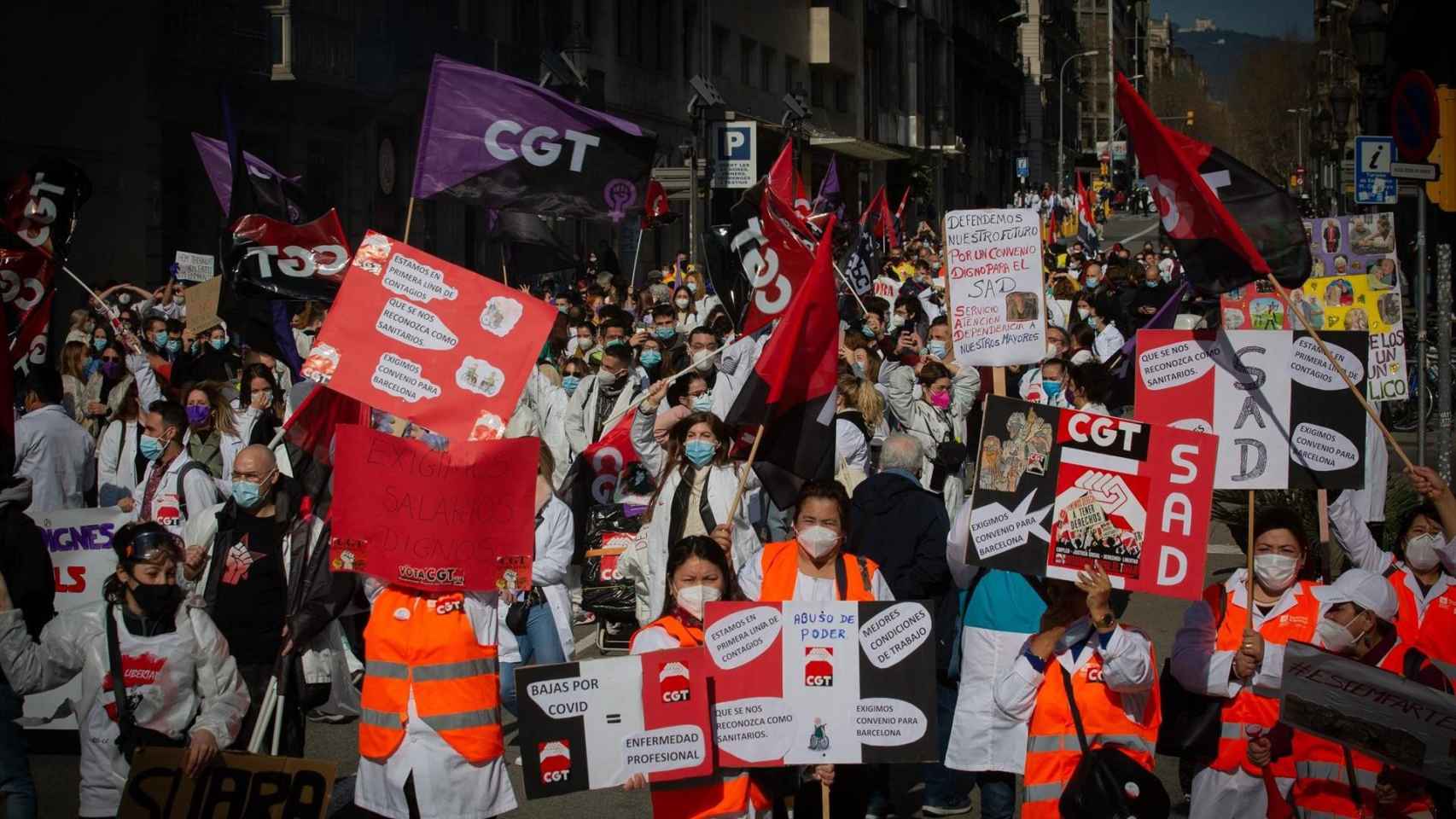 Manifestantes, este miércoles, en la Via Laietana de Barcelona / DAVID ZORRAKINO - EUROPA PRESS