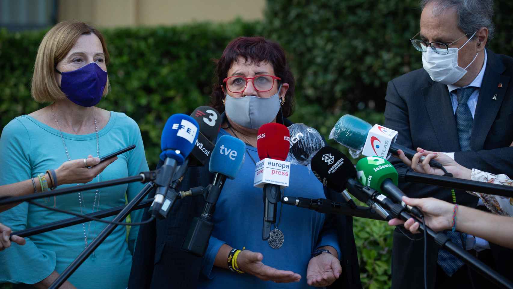 Carme Forcadell y Dolors Bassa junto a Quim Torra en una rueda de prensa / EP