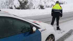 Un agente de los Mossos, durante el temporal Filomena en Tarragona / @mossos (TWITTER)