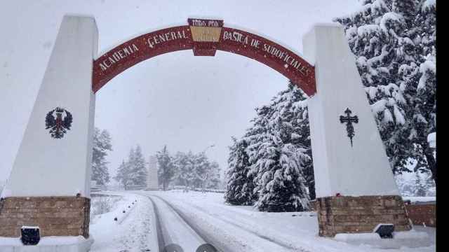 Puerta de acceso a la academia militar de Tremp / MAPS