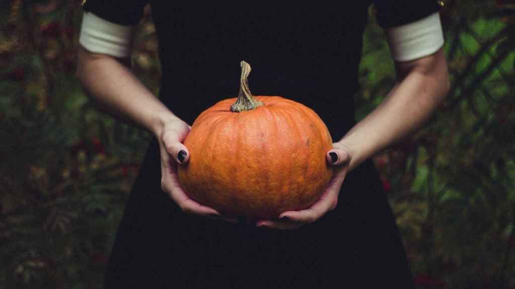 Una chica celebra Halloween con una calabaza / PIXABAY