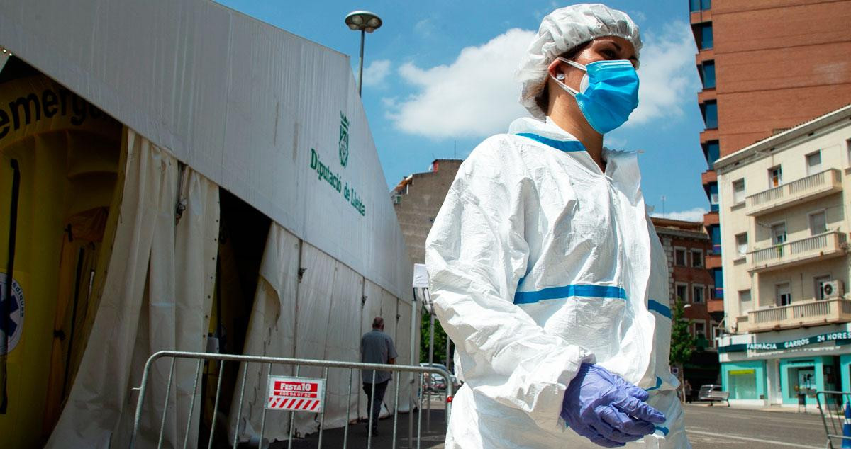 Imagen de un sanitario ante una carpa medicalizada en Lleida / EFE