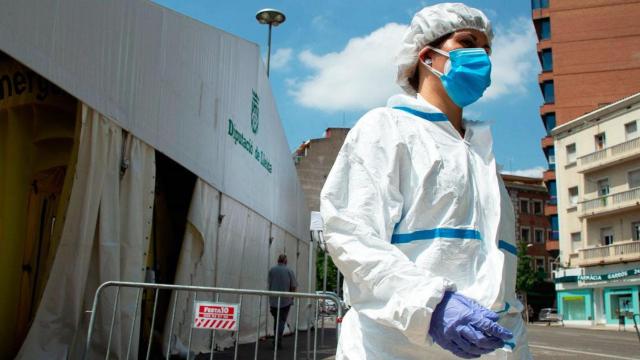 Imagen de un sanitario ante una carpa medicalizada en Lleida / EFE