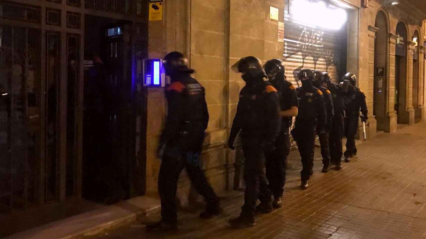 Agentes de Mossos realizan una entrada contra el tráfico de drogas en Barcelona / MOSSOS