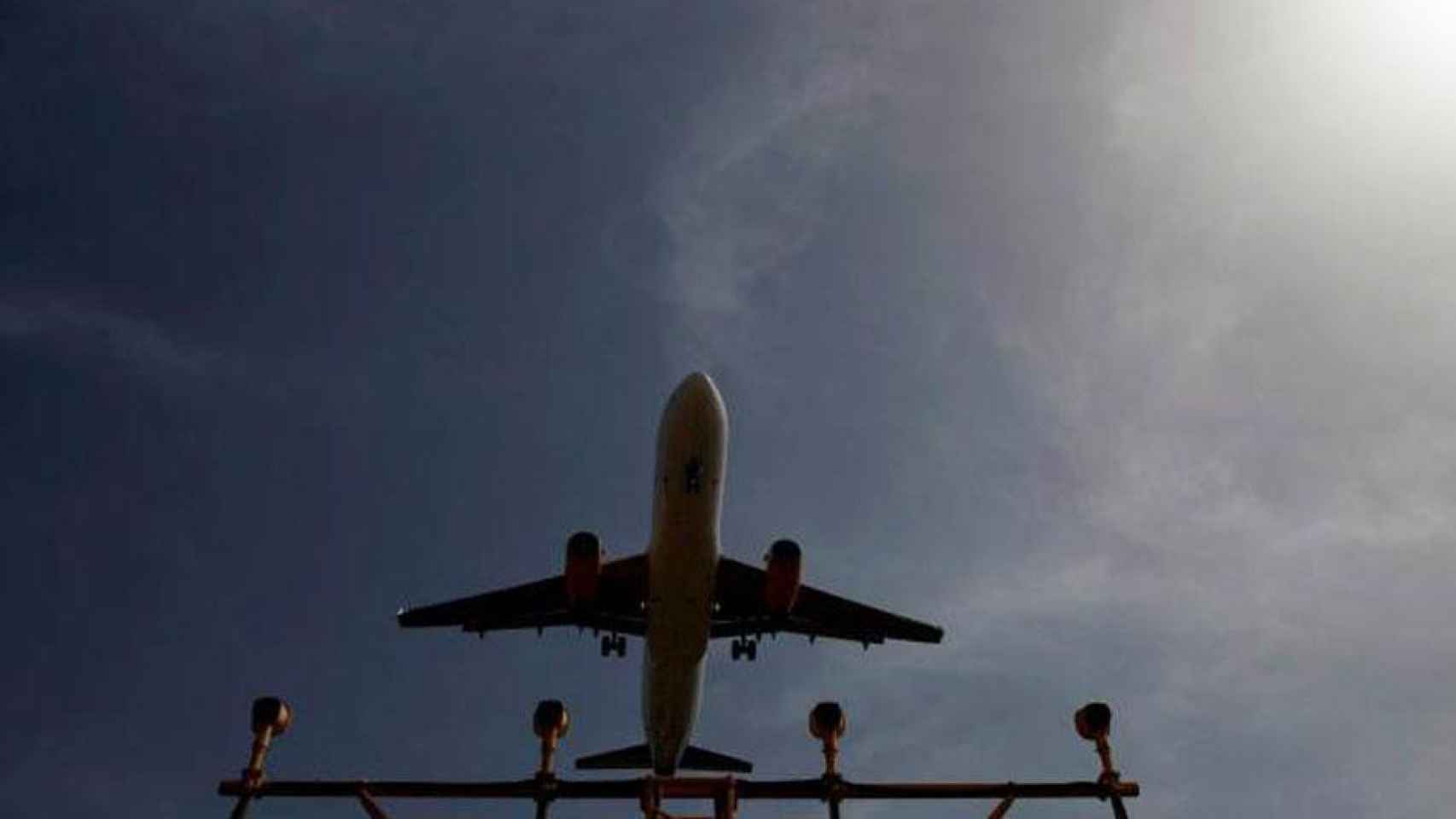 Un avión sobre el Aeropuerto de Barcelona-El Prat / EFE