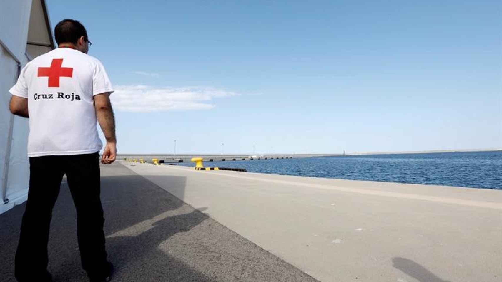 Un voluntario de la Cruz Roja en el puerto de Valencia, donde llegan los migrantes del Aquarius / EFE