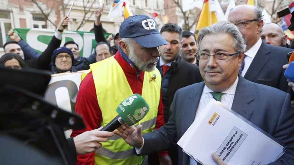 El ministro de Interior, Juan Ignacio Zoido, junto a policías esta mañana / EFE