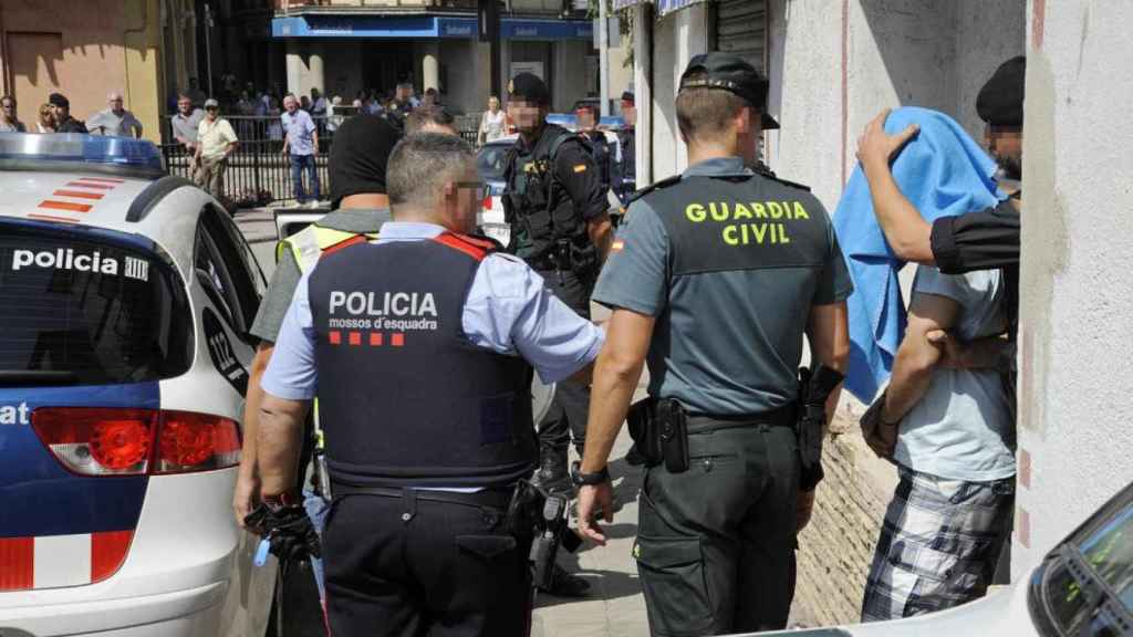 Un agente de Mossos d'Esquadra y otro de Guardia Civil en un operativo conjunto, imagen de archivo