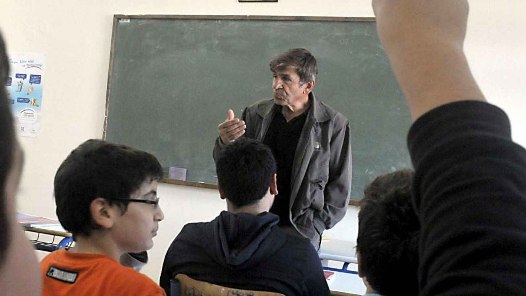 Un profesor da una clase, imagen de archivo / EFE