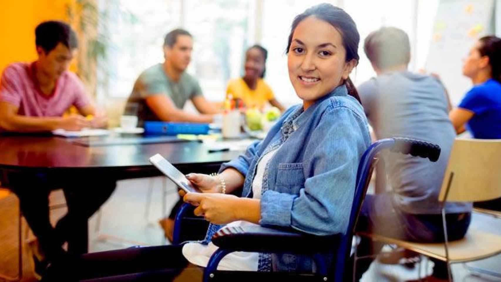 Imagen de una chica joven con una discapacidad física / CG