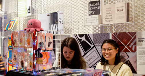 Estudiantes del la escuela de diseño durante el 'LCI Xmas Market' / CEDIDA