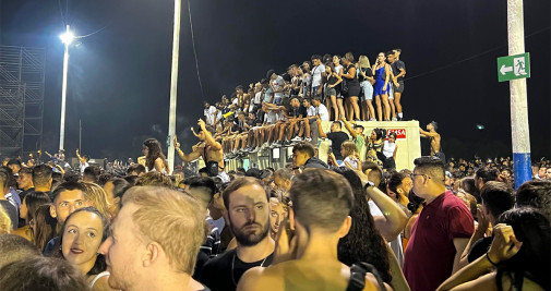 Un grupo de personas subidas a una caseta portátil durante el concierto que el rapero Morad ofreció anoche en Torre del Mar / EFE - Roberto Ruiz