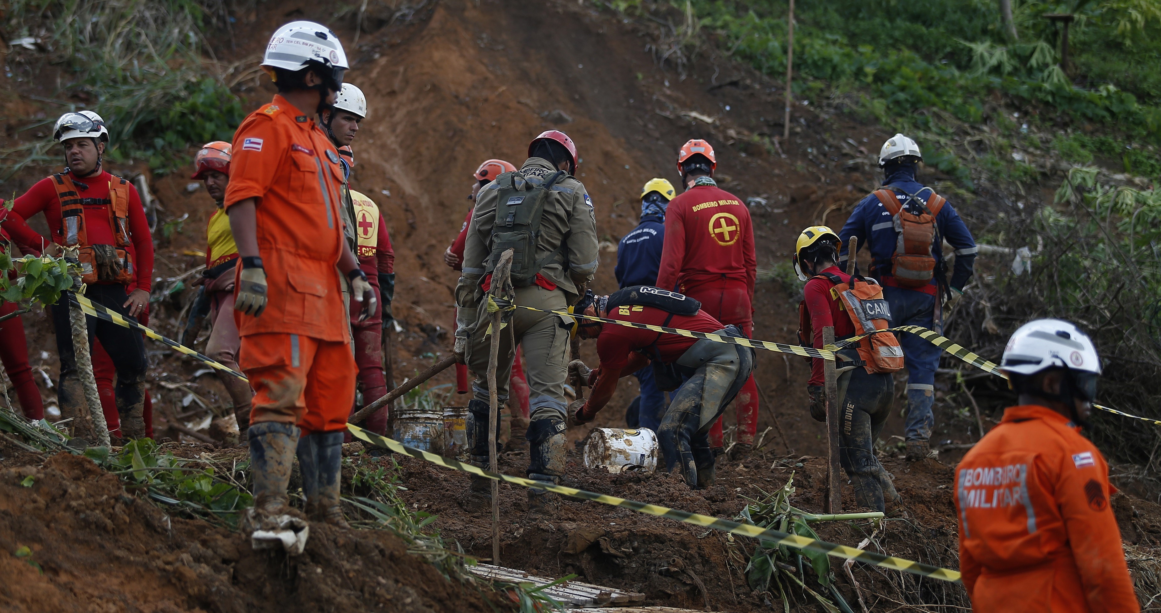 Lasbores de búsqueda y rescate en el municipio de Camaragibe, en el estado brasileño de Pernambuco, tras el paso del temporal que ha dejado 128 muertos / EP