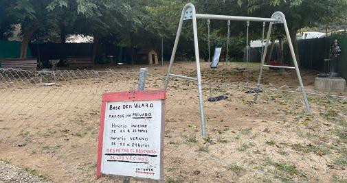 Parque infantil cuyo mantenimiento lo hacen los vecinos / Noelia Carceller CG