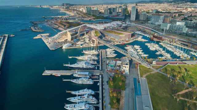 Yates atracados en el Port Fòrum de Barcelona con hoteles de lujo de fondo / PF