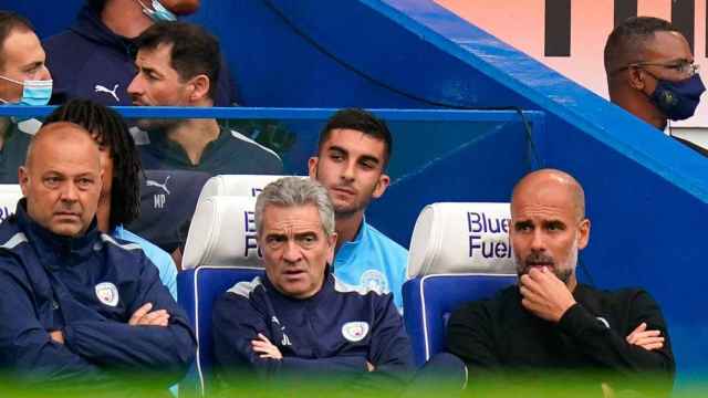 El entrenador Pep Guardiola (d), durante un partido del Manchester City / EP