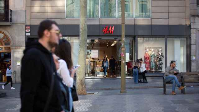 Tienda de H&M en Barcelona / DAVID ZORRAKINO - EUROPA PRESS