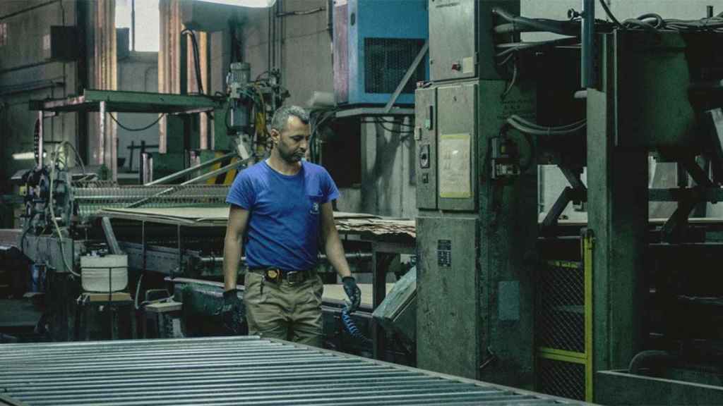 Fábrica de Rechapados Ferrer, que comercializa tableros de ajedrez, durante el proceso de producción / RECHAPADOS FERRER