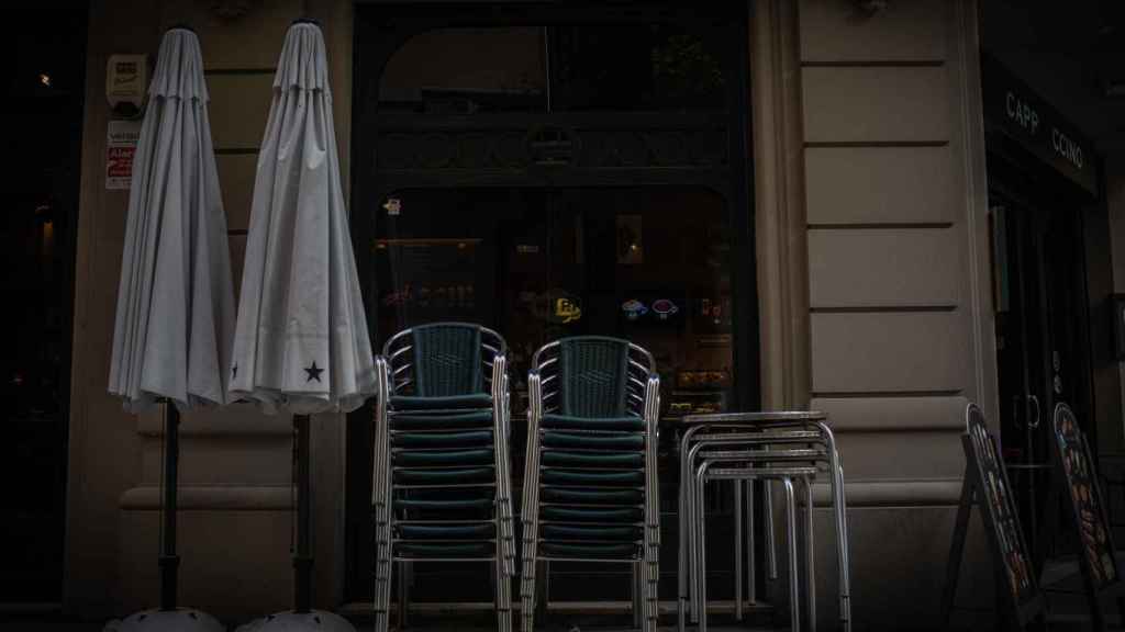 Vista de un local de hostelería cerrado tras las medidas restrictivas aplicadas por el Gobierno vasco. / EP