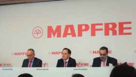 Rueda de prensa de resultados de Mapfre. A la izquierda, el director financiero, Fernando Mata. En el centro, el presidente de la entidad, Antonio Huertas / EPEuropaPress 2646249 rueda prensa resultados mapfre izquierda director financiero fernando mata