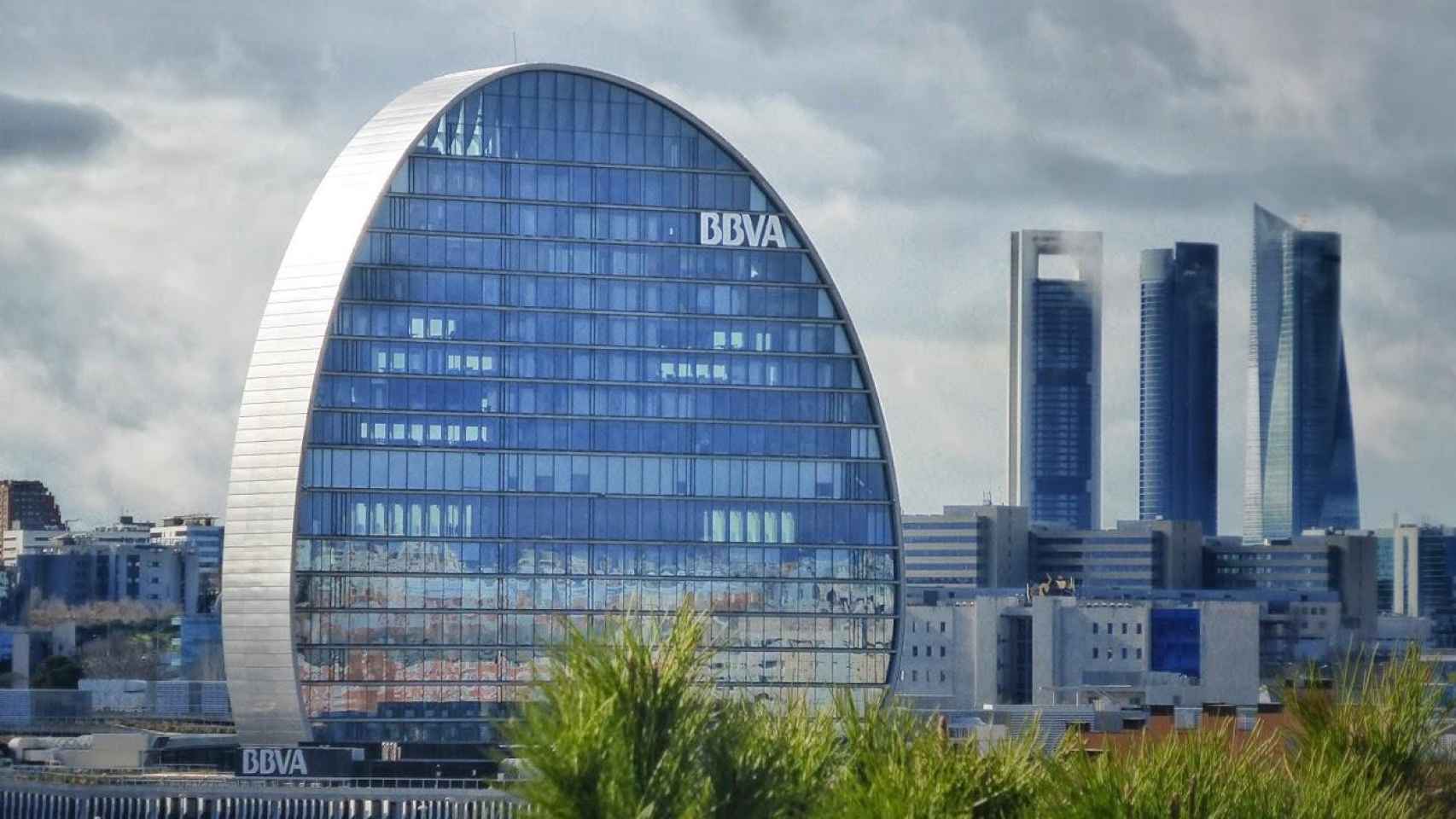 El edificio La Vela, sede de BBVA en Madrid, que celebrará la puja por la deuda este martes