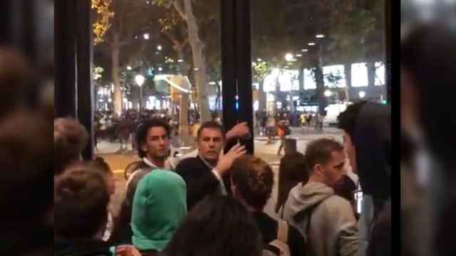 Imagen del director del hotel Condes de Barcelona, Raimon Senpau, abriendo la puerta a los CDR en Barcelona / CG