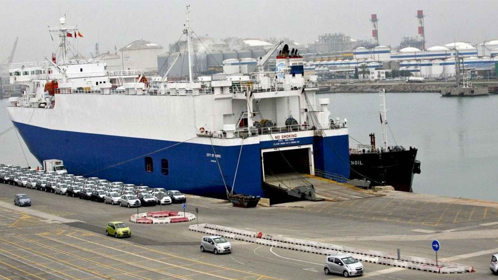 Imagen de unos vehículos preparados para su exportación desde el puerto de Barcelonaa, la industria de la automoción es una de las más activas en las ventas al exterior / SETRAM