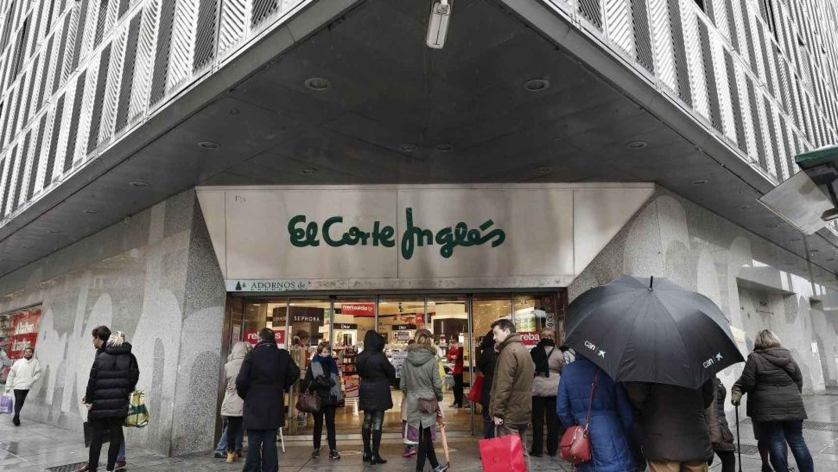 La entrada a un edificio de El Corte Inglés / EFE