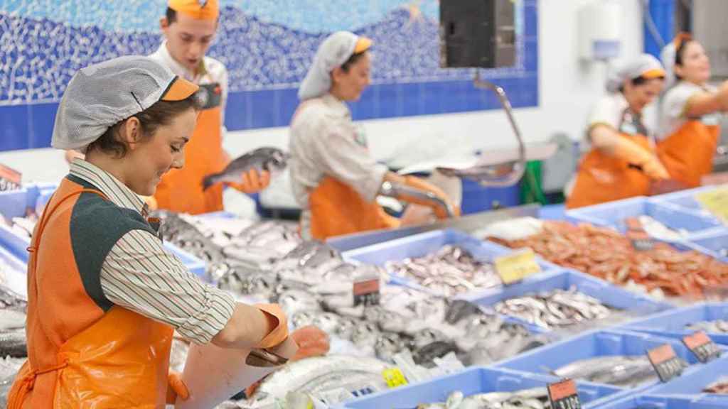 Un grupo de trabajadores de la sección de pescadería de Mercadona.